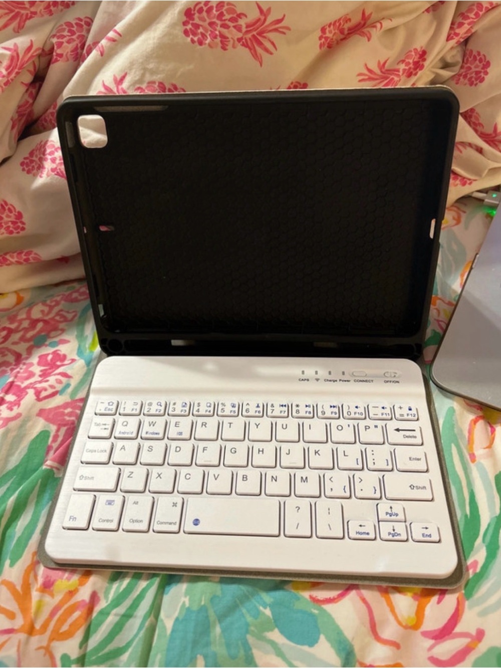 Bluetooth Keyboard Case for Tablet - White and Black
